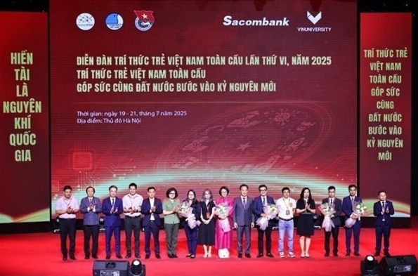 At the launch of the Advisory Council and Executive Boards of Discussion Groups at the 6th Global Forum for Young Vietnamese Intellectuals