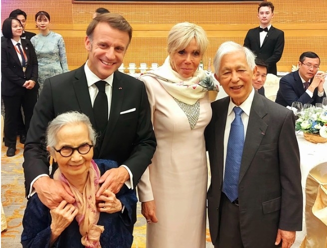 Vietnamese-French professor Le Kim Ngoc (left) and her husband Prof Tran Thanh Van pose for a photo with French President Emmanuel Macron and his spouse (Photo: ICISE)