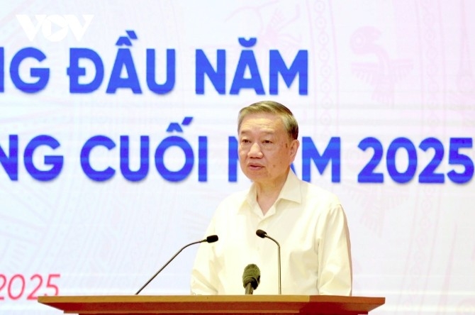 Party General Secretary To Lam underscores digital transformation as a vital link between provinces and communes under the new model.