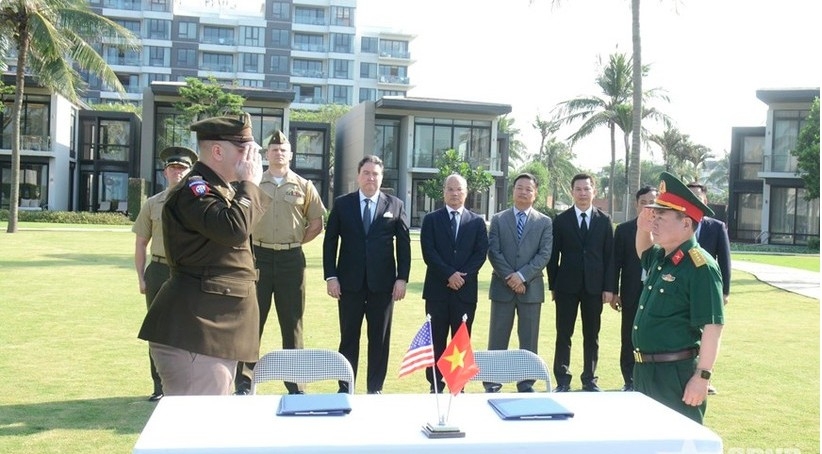 At the signing ceremony of the 169th handover of US servicemen’s remains in central Da Nang city on April 19 (Image source:qdnd.vn)