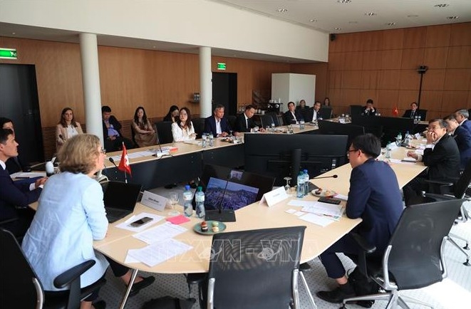 At the working session between the Vietnamese delegation and the Swiss Federal Institute of Technology Lausanne  (Photo:VNA)