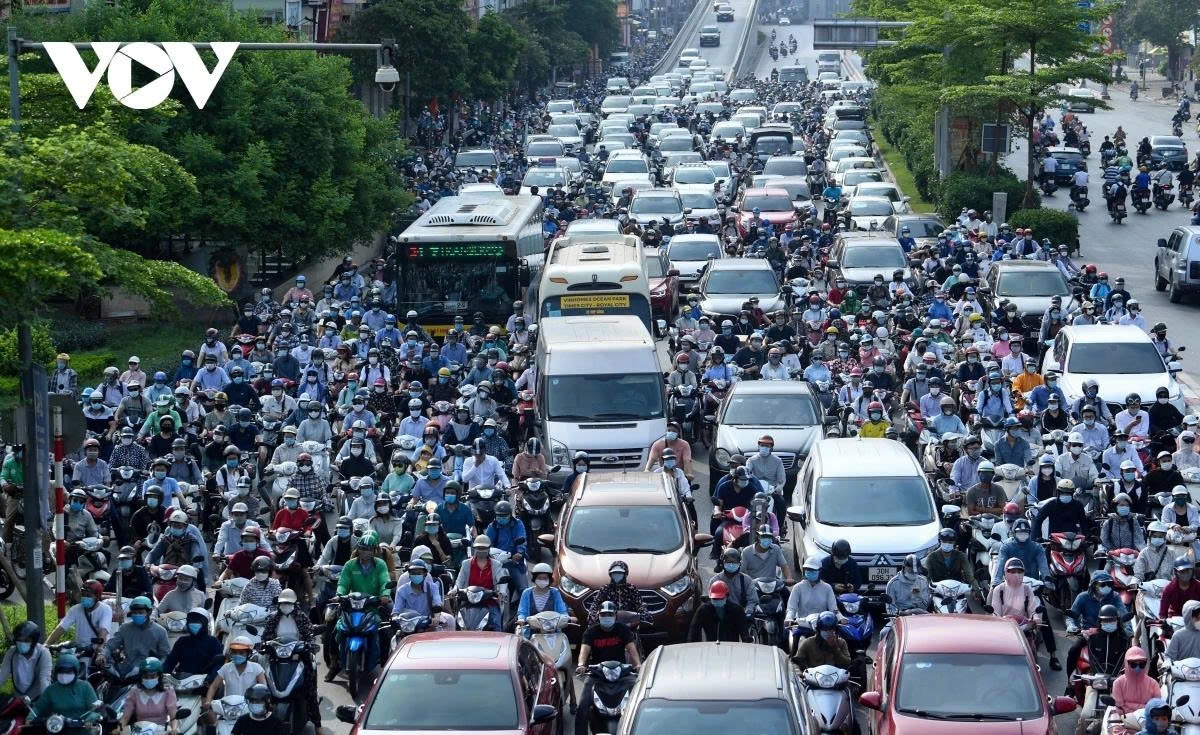 Hanoi plans to pilot restrictions on petrol-powered motorbikes from January 1 to June 30, 2026. In the photo, traffic is heavy in Hanoi during rush hours every day