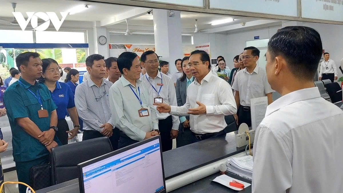 Nguyen Van Duoc, chairman of the Ho Chi Minh City People's Committee, inspects the operation of the new governance model at Di An Ward
