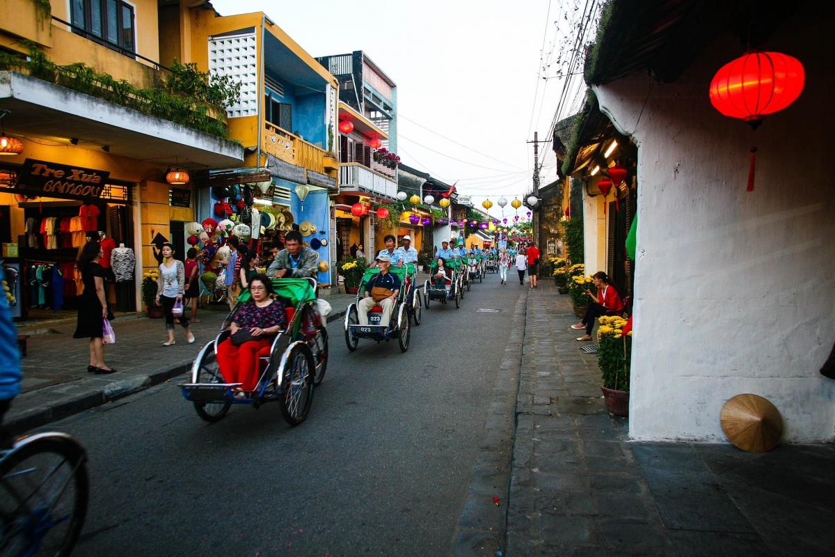 Foreign tourists tour Hoi An Ancient Town by cyclo (Photo: Agoda)