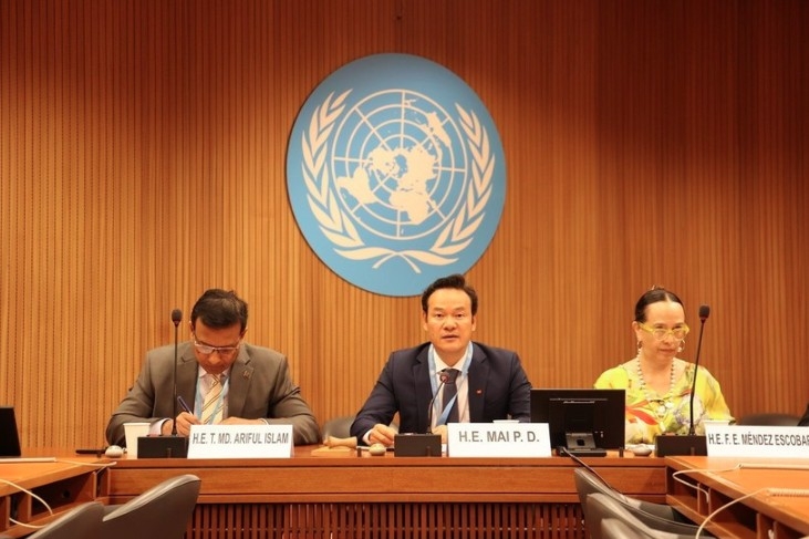 Ambassador Mai Phan Dung (middle), Permanent Representative of Vietnam to the UN, WTO, and other international organisations in Geneva, speaks at a discussion as part of the 57th regular session of the United Nations Human Rights Council