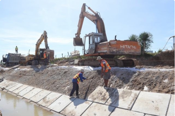 Construction work on an embankment in Khanh Hoa Ppovince. The newly-founded working groups will manage infrastructure construction, promote growth and accelerate disbursement of public investment capital.