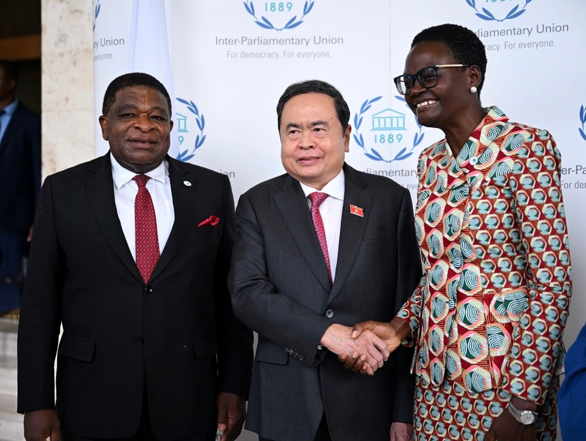 IPU President Tulia Ackson (R) and IPU Secretary General Martin Chungong (L) welcome National Assembly Chairman Tran Thanh Man to the 6th World Conference of Speakers of Parliament in Geneva, Switzerland, on July 29-30, as part of his working trip to Senegal, Morocco, and Switzerland. (Photo: quochoi,vn)