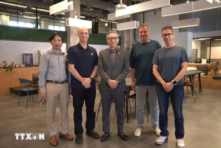 Vietnamese Ambassador to Israel Ly Duc Trung (centre) visits the headquarters of TytoCare