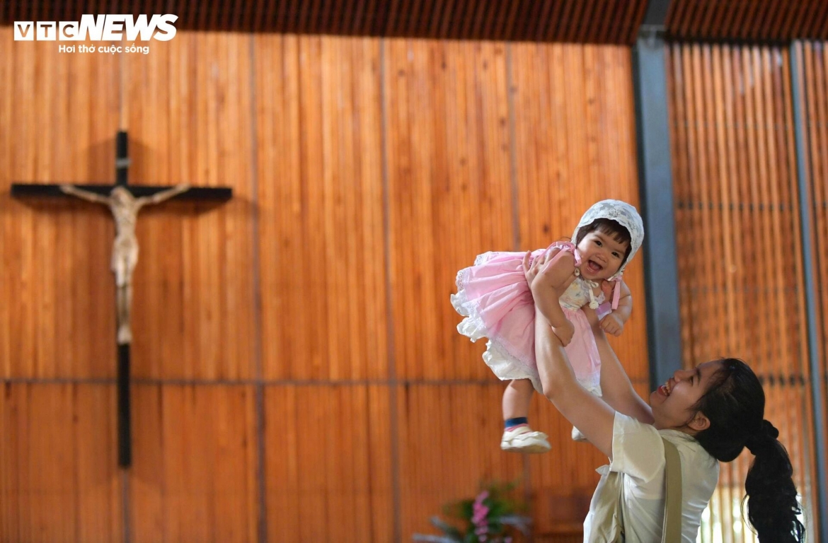 Pham Thuy Linh, a tourist from Nha Trang, shares that she feels completely at ease and delighted during her visit to the church, describing it as an open, rustic, and peaceful space that offers a deep sense of comfort.