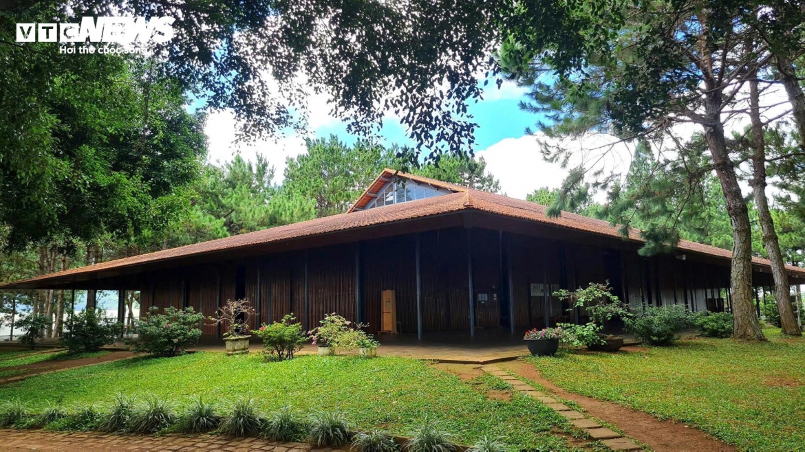 The four sides of the church are made of pine wood, whilst the roof is covered with red clay tiles, thereby giving it a rustic and unique look.