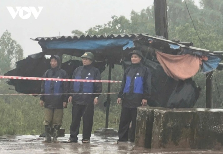 Kim Dong commune leaders in Ninh Binh closely monitor storm developments for timely response.