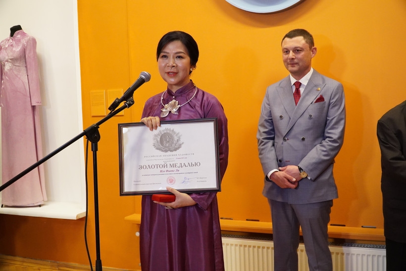 Ngo Phuong Ly, spouse of General Secretary of the Communist Party of Vietnam Central Committee To Lam, is awarded the Russian Academy of Arts’ Gold Medal “For Merit” for her contributions to art and international cultural relations.