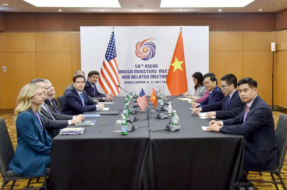 US Secretary of State Marco Rubio and Vietnamese Deputy Prime Minister and Foreign Minister Bui Thanh Son outline cooperation plans in Vietnam - US relations during their meeting in Kuala Lumpur, Malaysia, on July 11. (Photo: MOFA)