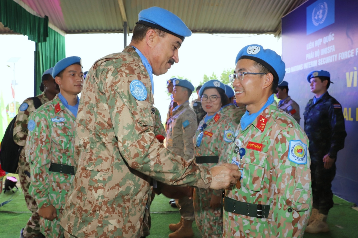 Members of Engineering Unit Rotation 3 awarded UN medals for peacekeeping service (Photo: Tien Phong)