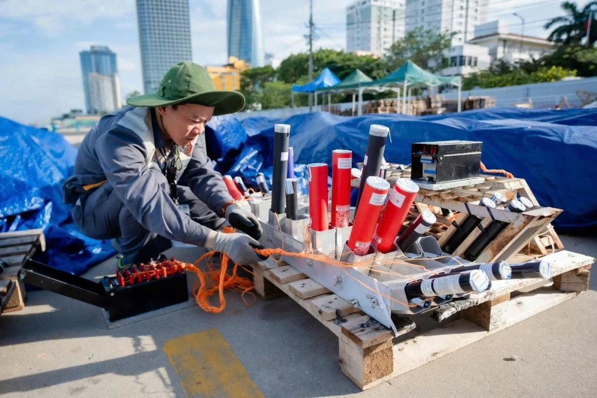 Members of the Vietnamese team are putting the finishing touches on preparations for the fireworks display on the final night, July 12. (Photo: VTC)