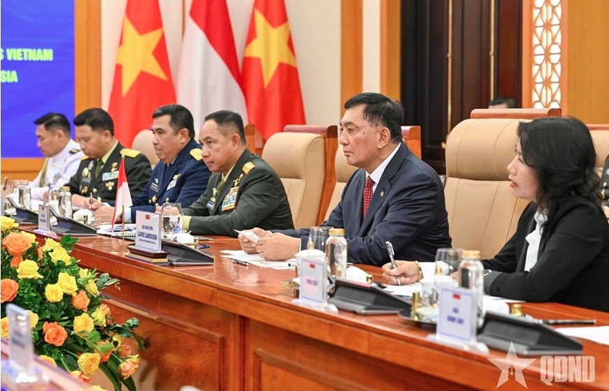 Indonesian Defence Minister Sjafrie Sjamsoeddin and his delegation