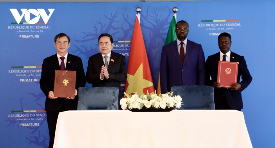 NA Chairman Tran Thanh Man and Senegalese PM Ousmane Sonko witness the signing of letter of intent on friendly ties between Can Tho and Ziguinchor.