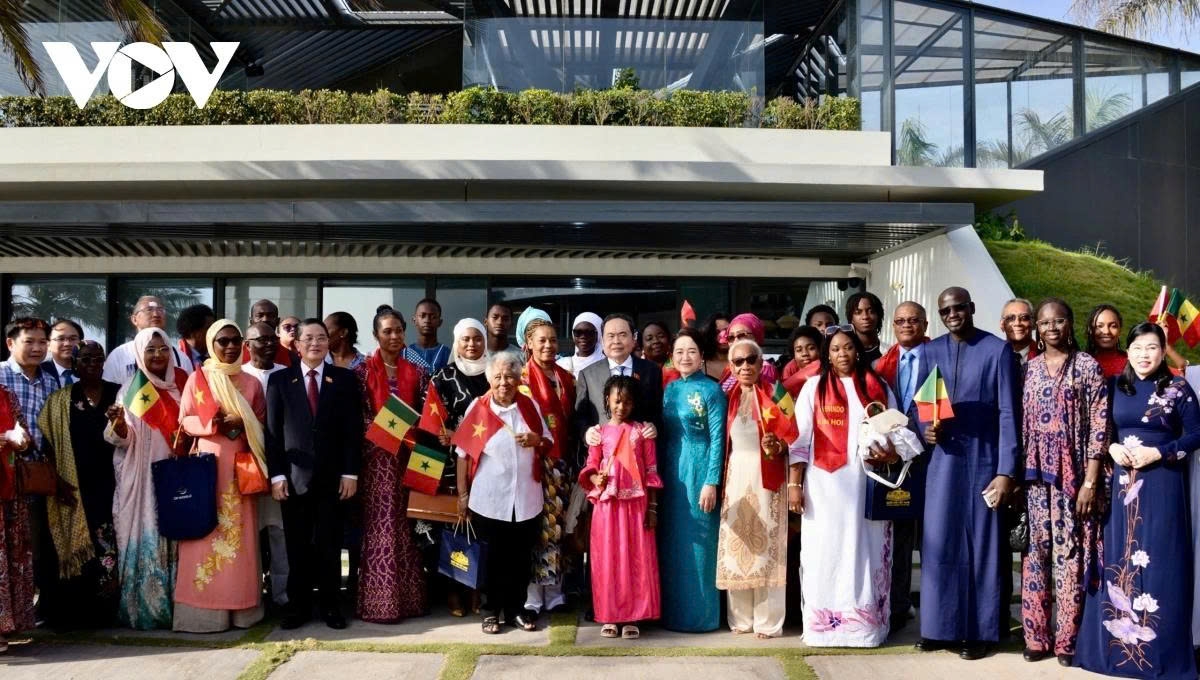 National Assembly Chairman Tran Thanh Man, his spouse and Vietnamese expatriates in Senegal pose for a group photo after the meeting