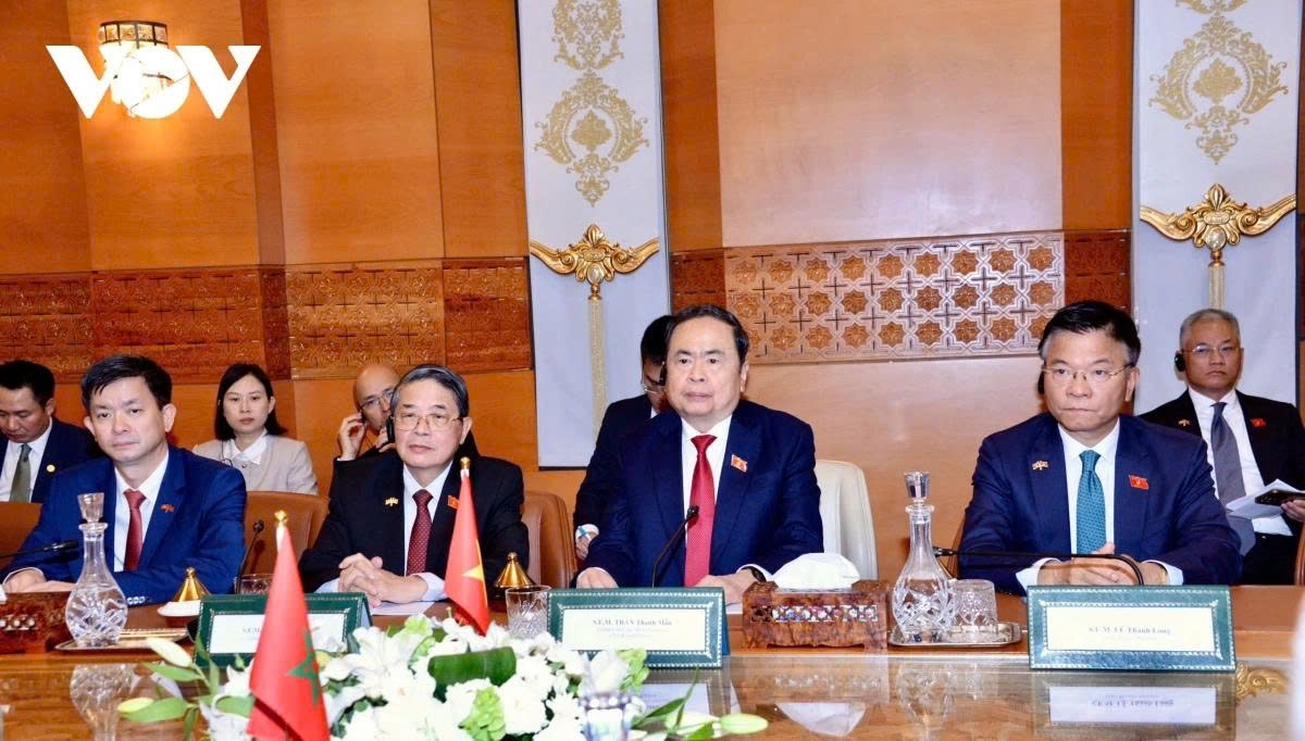 National Assembly Chairman Tran Thanh Man and other officials of the Vietnamese delegation during their meeting with President of the House of Councillors of Morocco Mohamed Ould Errachid in Rabat on July 25