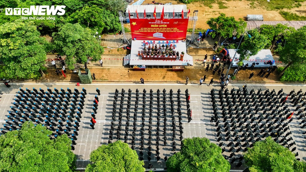 Braving the scorching sun, thousands of officers and students of the People's Police Academy gather together at the campus of Vietnam National University (VNU) in Hoa Lac on the outskirts of Hanoi for training.