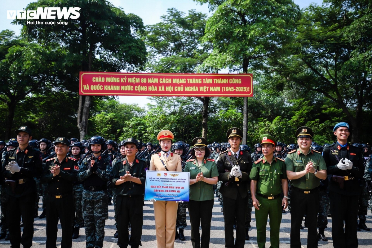 Leaders of the Ministry of Public Security present gifts to those taking part in the training session.