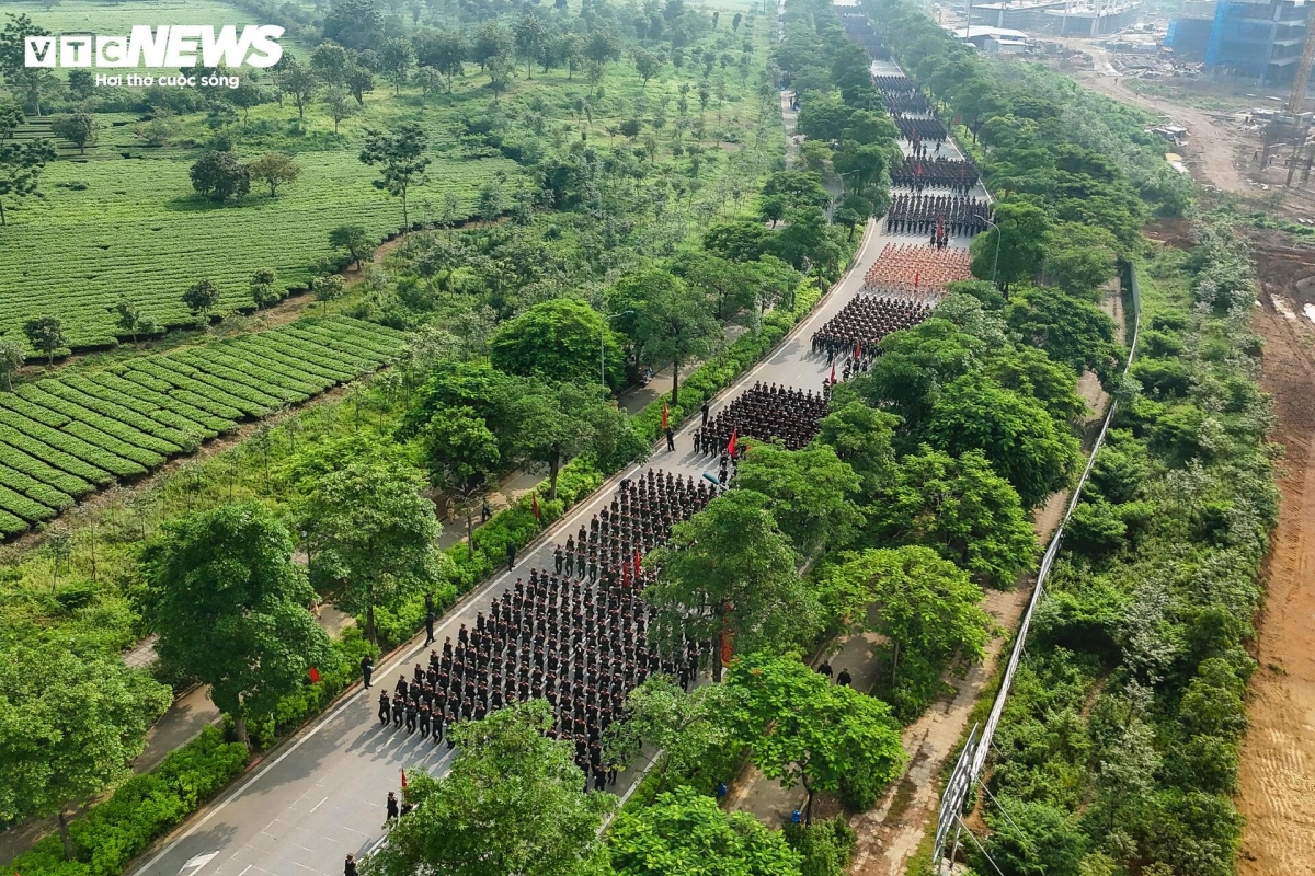 The loud shouts and synchronized steps on the training ground generate a vibrant, high-energy atmosphere in the lead-up to the grand parade.