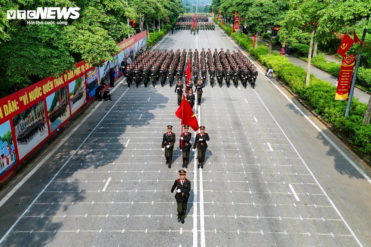 Taking part in the training are distinguished units of the People’s Public Security forces, including the male officers of the United Nations Peacekeeping Police Unit, male officers specializing in technical operations and high-tech crime prevention, and the female special task force unit.