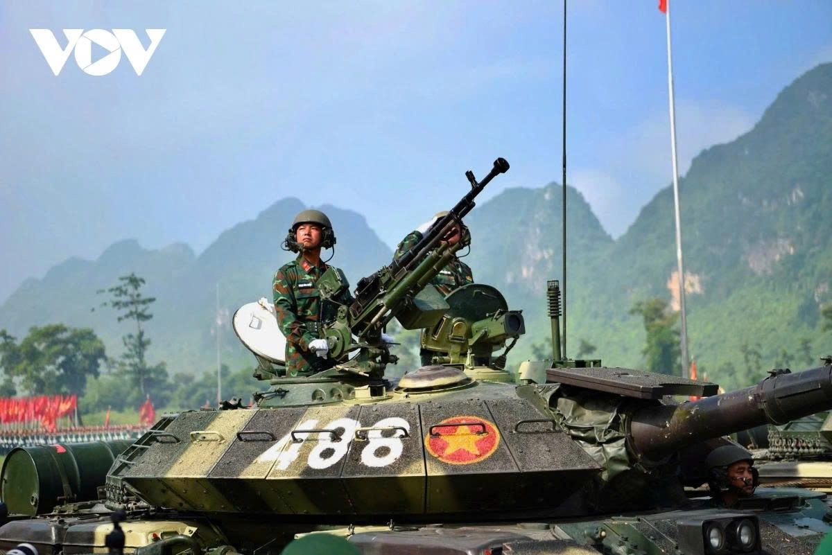 The armored corps leads the motorised segment, showcasing their historic victories from the battles of Ta May and Lang Vay to major campaigns in Laos and the Central Highlands.