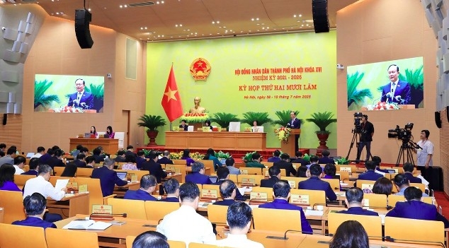 Chairman of the Hanoi People’s Council Nguyen Ngoc Tuan delivers the opening remarks at the session