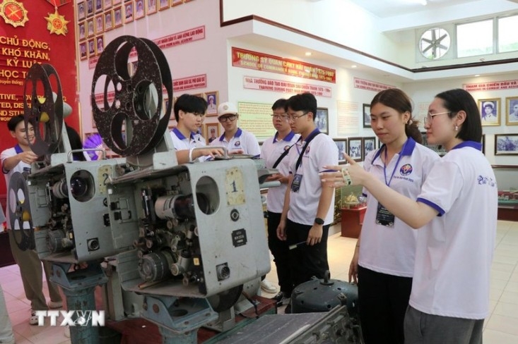Young OV learn about a specialised compass used in the maritime faculty in the 1980s, at the Naval Academy