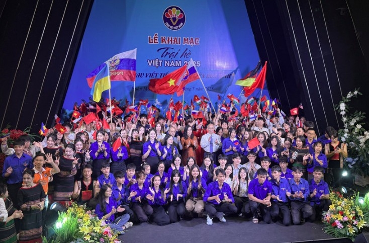 Overseas Vietnamese students engage in an exchange with local youth union members in Dal Lak province.