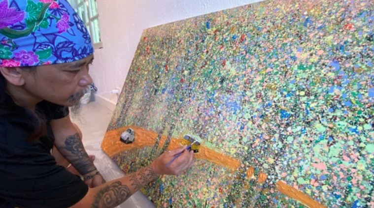 Filipino artist creates artwork in Hoi An (Photo: baolaocai.vn)