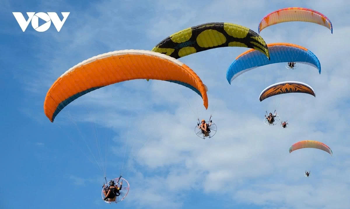 Paragliding is an extreme sport that has been conducted on a pilot basis in Da Nang