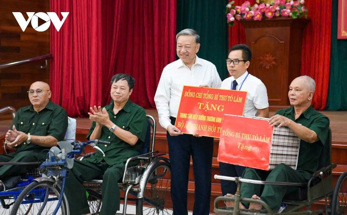 Party General Secretary To Lam presents gifts to war invalids and sick soldiers at Thuan Thanh Centre in Bac Ninh province on July 15