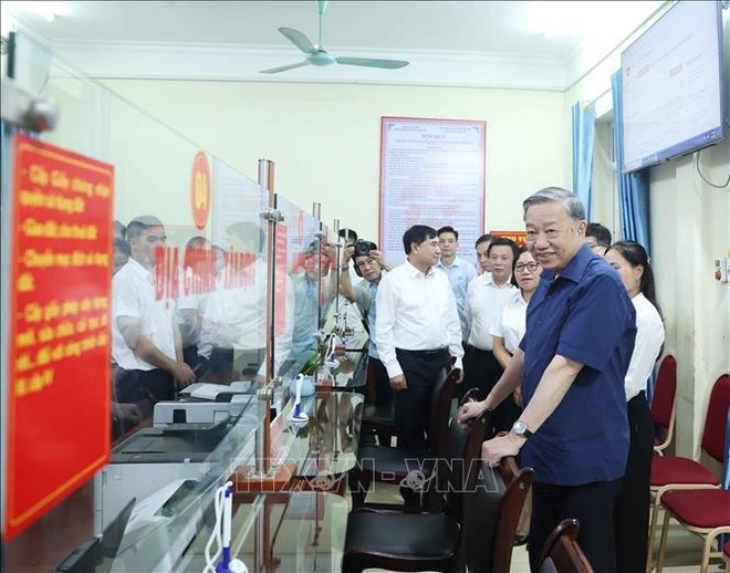 Party General Secretary To Lam inspects the Public Administrative Service Centre of Si Pa Phin commune, Dien Bien, July 26 (Photo: VNA)