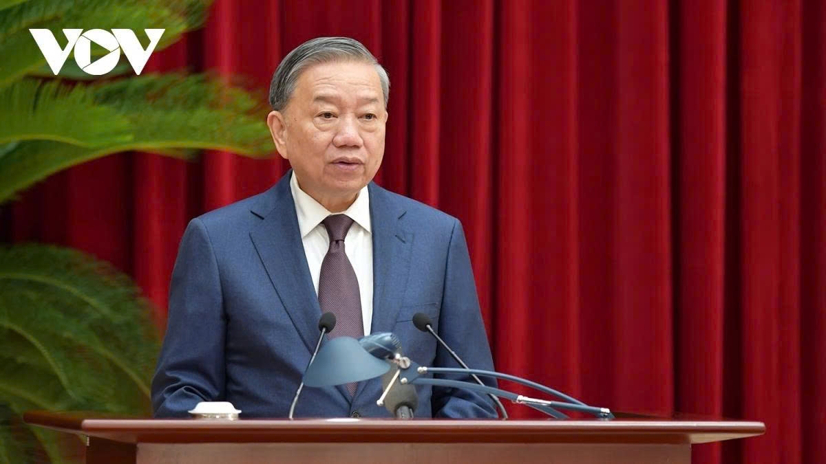 In his opening remarks, Party chief To Lam thanks the entire Party for its unity and close cooperation with the people nationwide in successfully launching the two-tier local government model on July 1, 2025, marking the beginning of a new chapter in the country's history of growth and transformation.