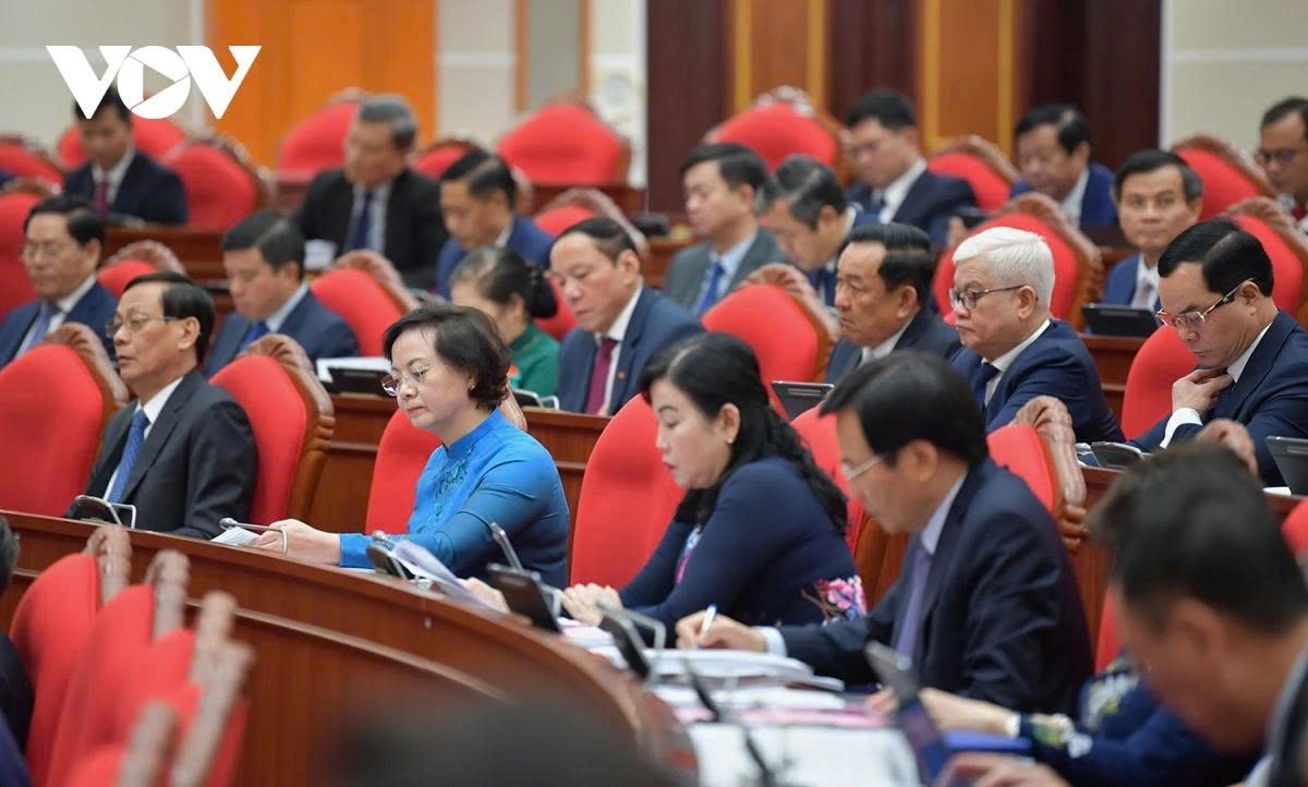 He emphasises that from the central level down to 34 provinces and cities, as well as 3,321 communes, wards, and special zones, the entire political and administrative system is currently undergoing organisational reform, with a primary focus on enhancing governance quality, adopting scientific management practices, cutting down intermediaries, eliminating overlapping functions, and bringing the government closer to the people to better serve them.