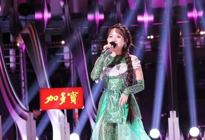 Singer Phuong My Chi performs on Sing!Asia stage. (Photo: hanoimoi.com)