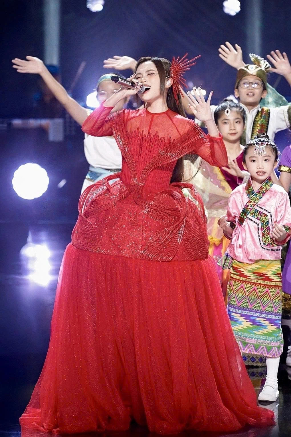 Vietnamese singer Phuong My Chi performs Chopsticks alongside 30 children at Sing!Asia 2025 Grand Finale. (Photo: FPT Play)