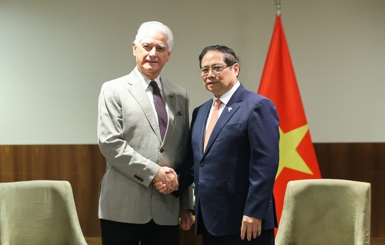 Luiz Césio Caetano, President of the Industry Federation of the State of Rio de Janeiro (FIRJAN) welcomes PM Chinh (Photo: VGP)
