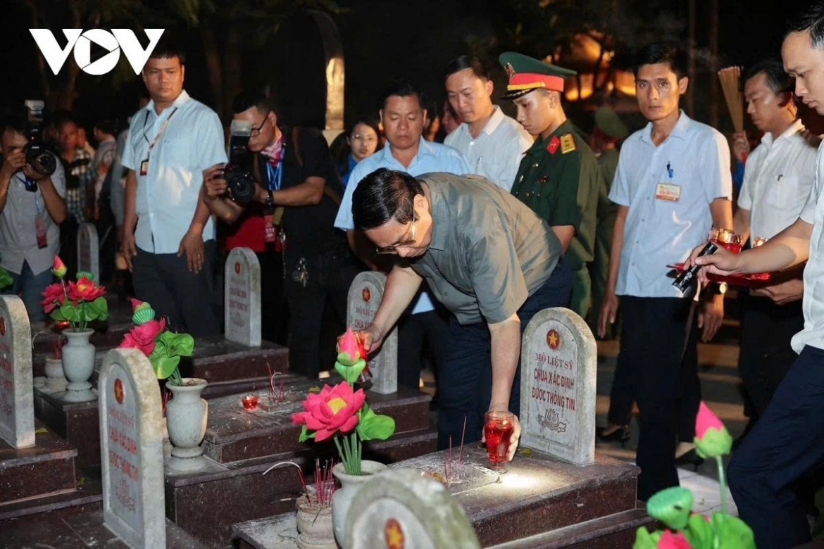 Prime Minister Pham Minh Chinh lights candles in tribute to fallen heroes at Truong Son National Martyrs' Cemetery