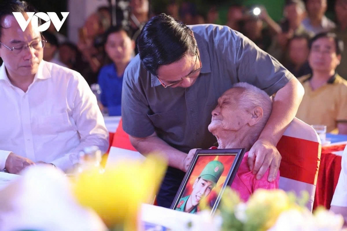 Prime Minister Pham Minh Chinh presents AI-restored portraits of fallen soldiers to Heroic Vietnamese Mothers at the ceremony