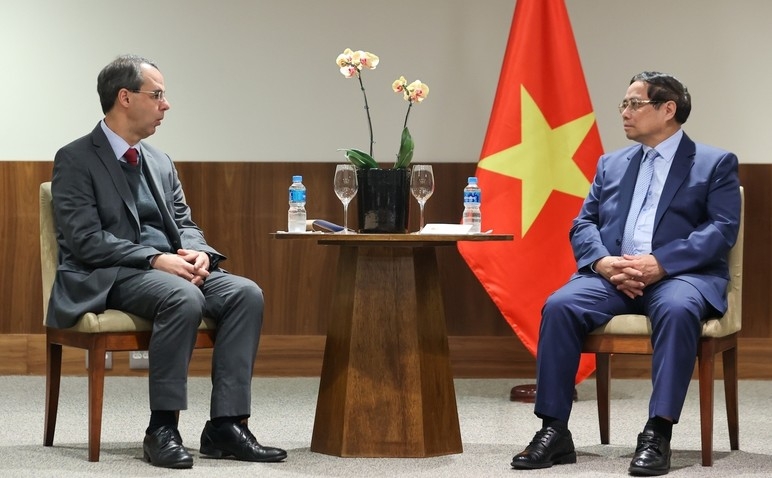 PM Pham Minh Chinh and Global Vice President of Embraer Jose Serrador Neto (Photo:VGP)
