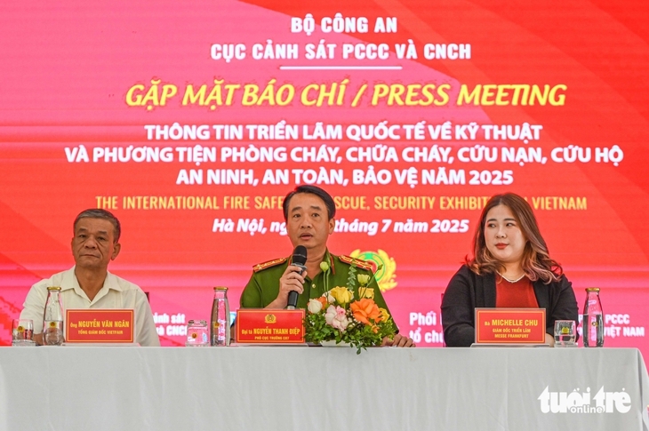 At the press conference (Photo: Hong Quang/tuoitre.vn)