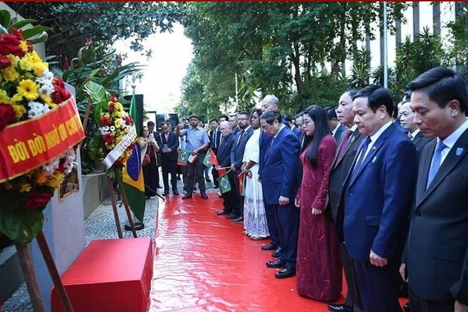 Prime Minister Pham Minh Chinh and his spouse lay flowers at the plaque commemorating President Ho Chi Minh in Brazil’s Rio de Janeiro city on July 5. (Photo: VNA)