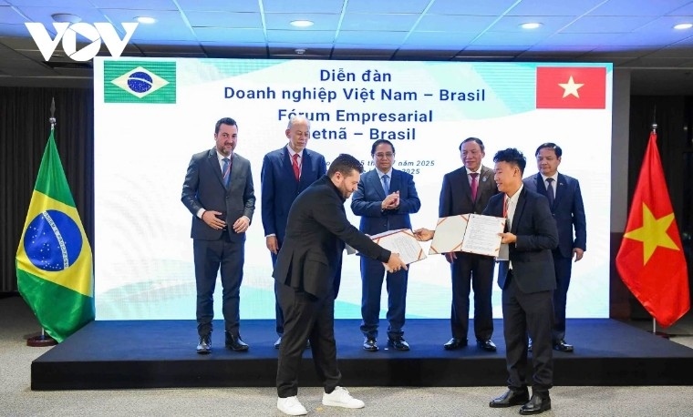 PM Pham Minh Chinh witnesses the exchange of cooperation agreements between ministries and localities of the two countries