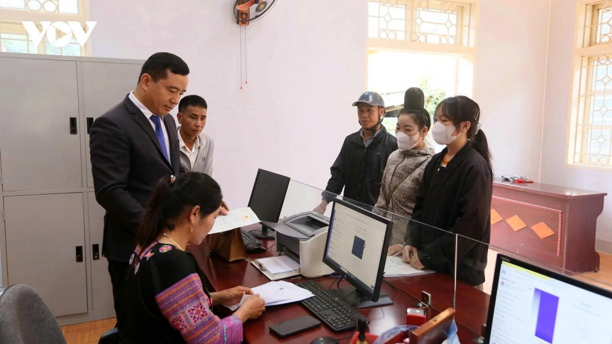 Processing administrative procedures at Phieng Pan commune, Son La province