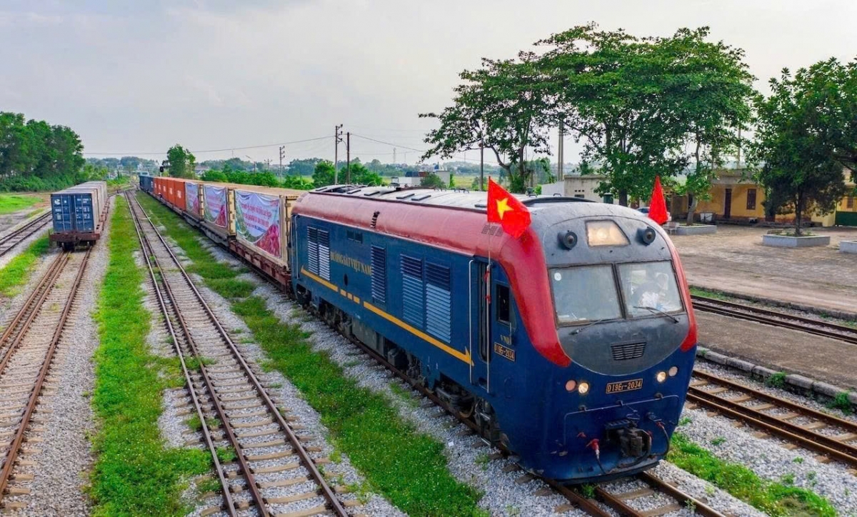 The Prime Minister has requeested land acquisition work for the Lao Cai – Hanoi – Hai Phong standard-gauge railway project and the North–South high-speed railway project on August 19. (Illustrative image)