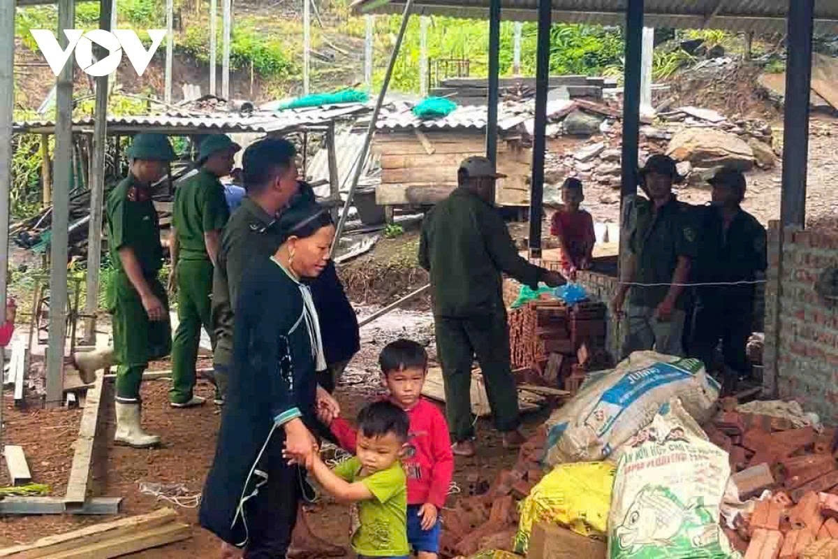 Relevant forces help local residents in affected areas move to safe locations