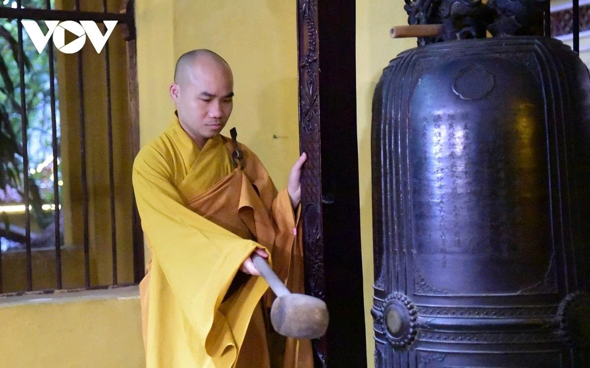 More than 18,000 pagodas nationwide ring the bell to pray for national peace and public well-being  as Vietnam's two-tier local government model takes effect on July 1